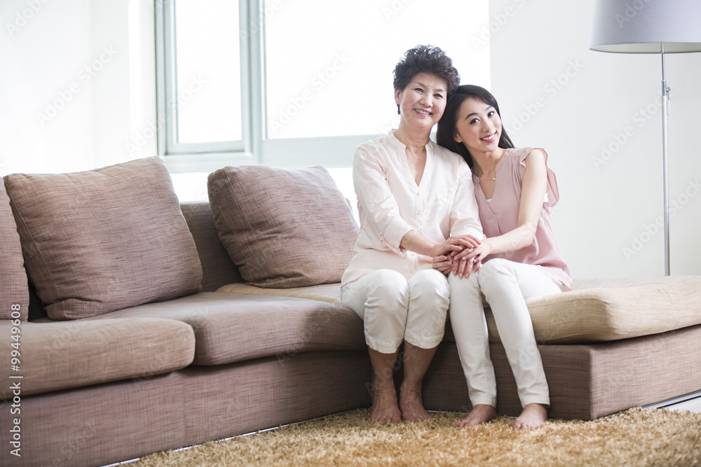 Obraz premium Happy mother and daughter smiling