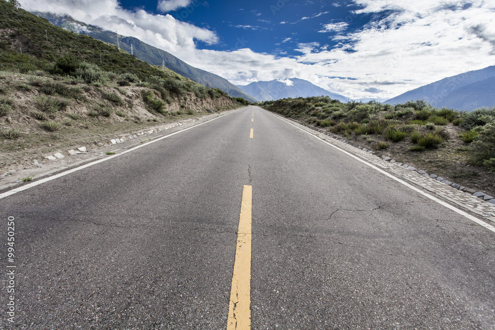 Naklejka premium Road in Tibet, China
