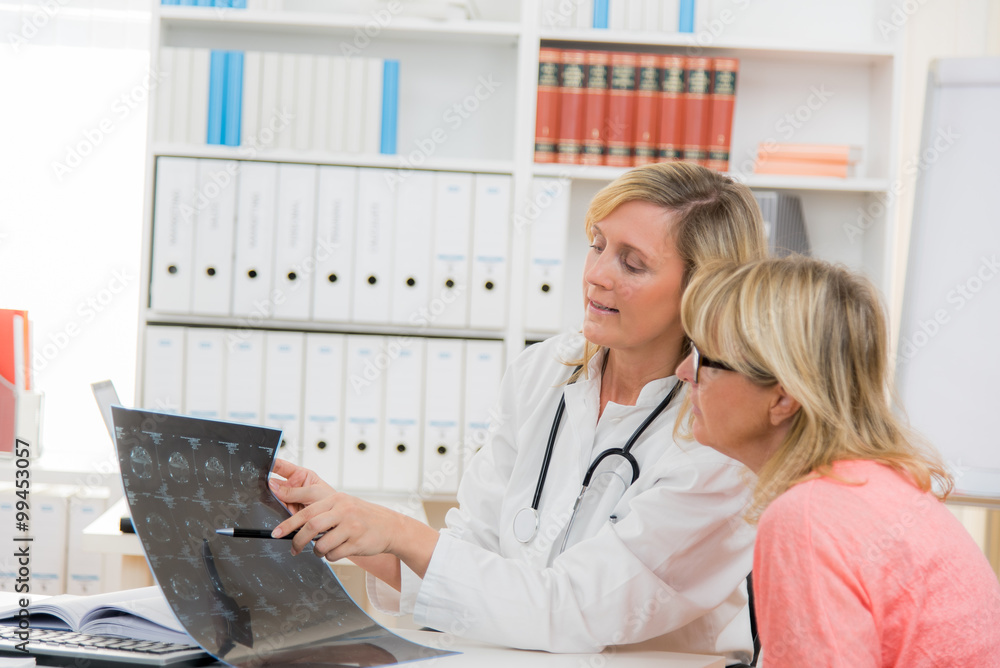 ärztin erklärt patientin das röntgenbild ärztin erklärt patientin das röntgenbild