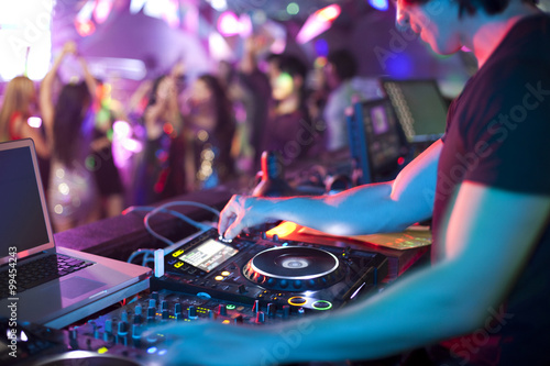 Fotografie DJ doing record Scratching in nightclub