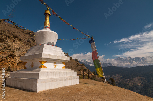 Stupa mit Bergpanorama