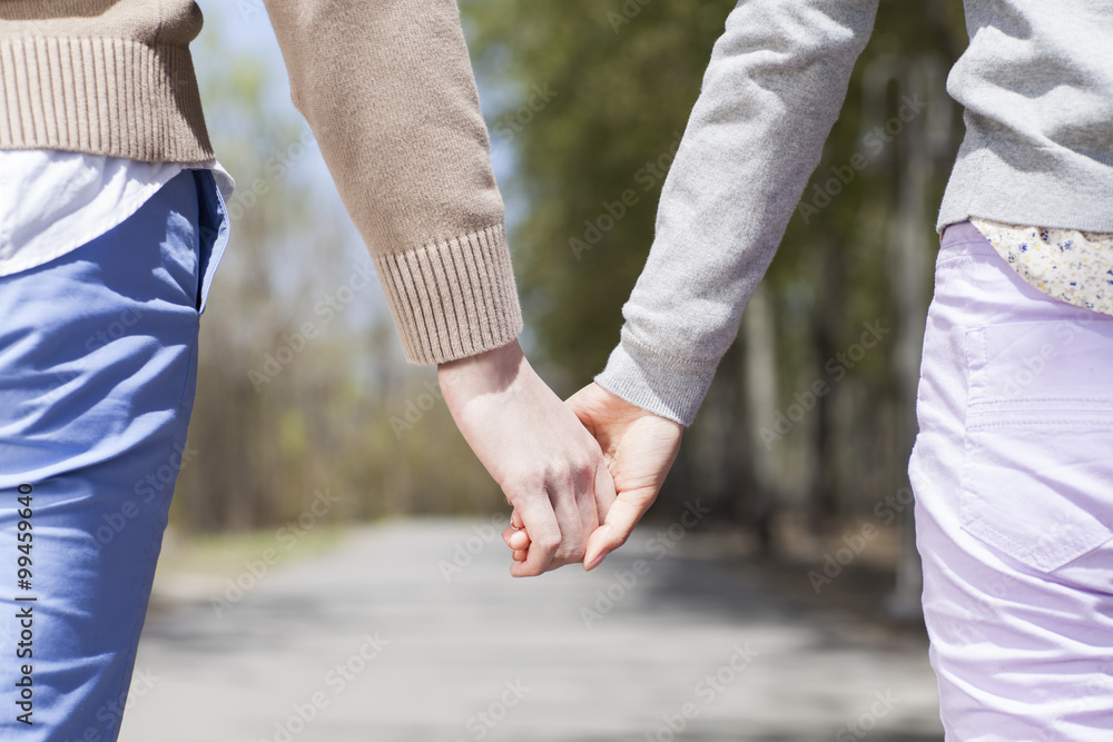 Obraz premium Close up of young couple holding hands