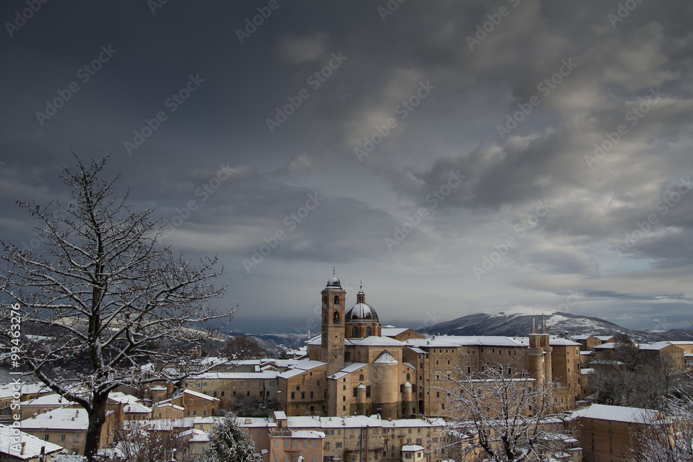 Veduta panoramica di Urbino innevata