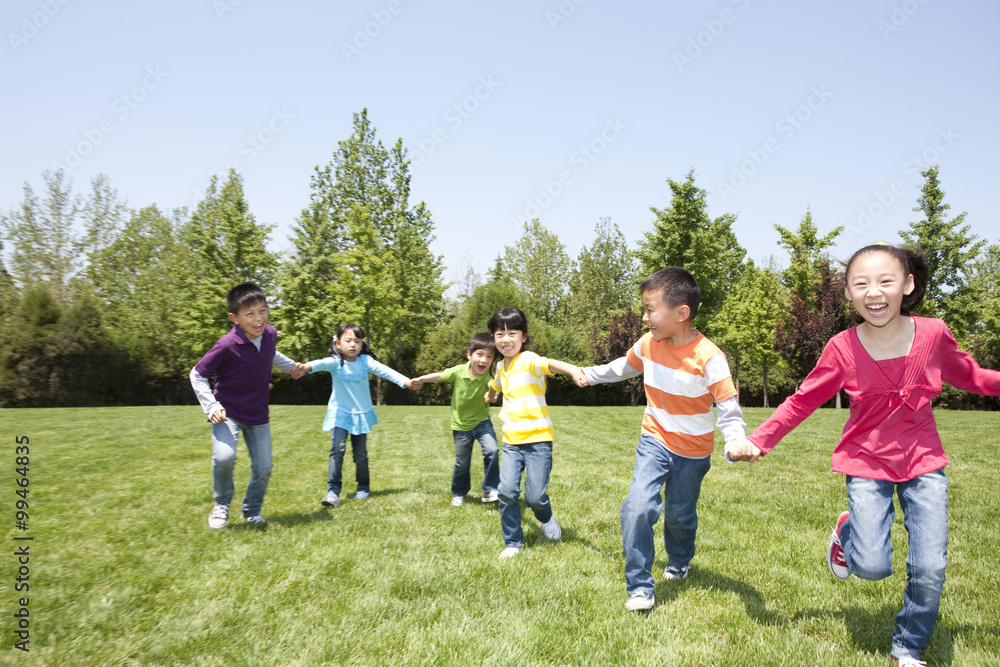 Obraz premium Young Children Playing in Field