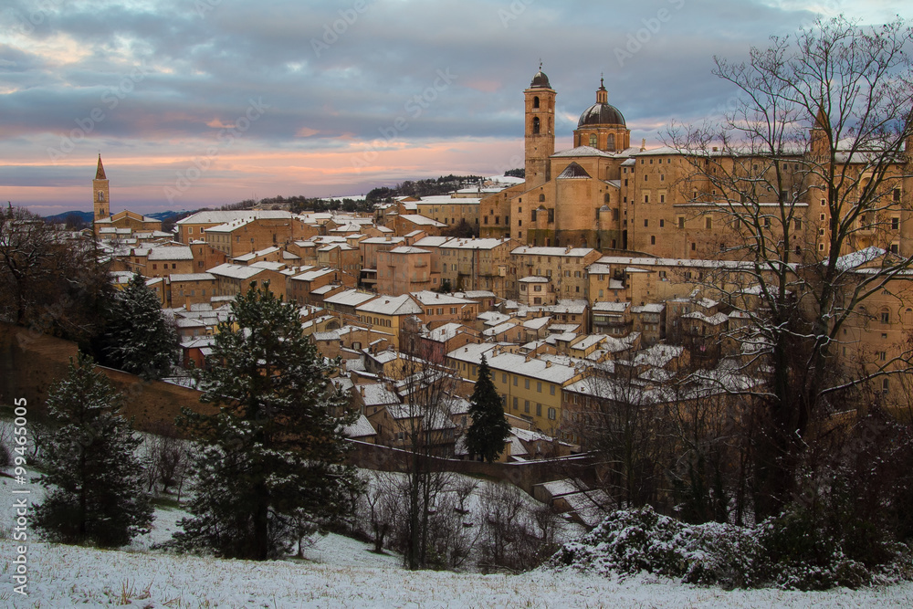 Romantico tramonto invernale sulla città di Urbino