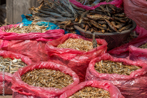 Trockenfisch in Säcken