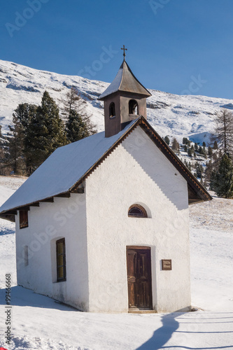 Tipica chiesetta alpina in alta val Pusteria in inverno 
