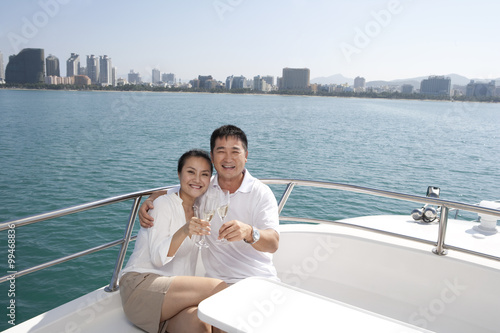 Happy Couple Drinking Champagne on a Yacht © Blue Jean Images