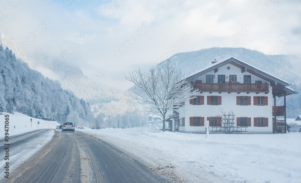Verschneite Landstraße im Winter