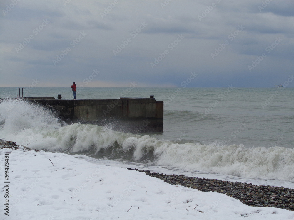 Снег и зимний шторм на Черноморском побережье