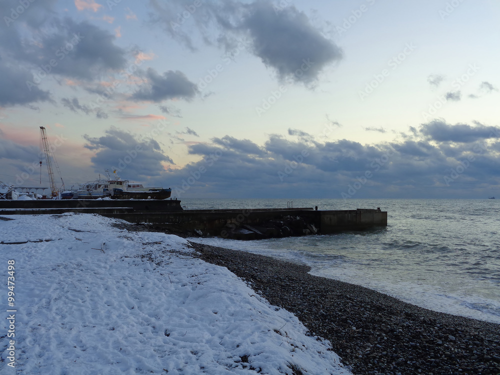 Снег на побережье Черного моря, корабли на причале, зимний закат