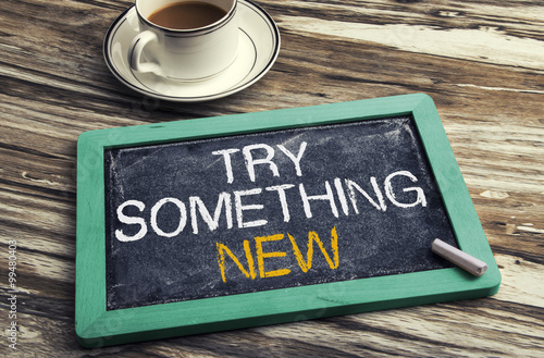 Foto try something new handwritten on small blackboard