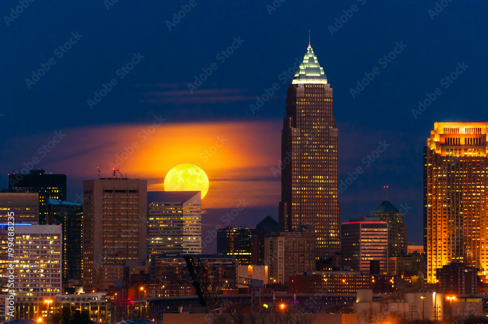 Naklejka premium Moon rising over Cleveland