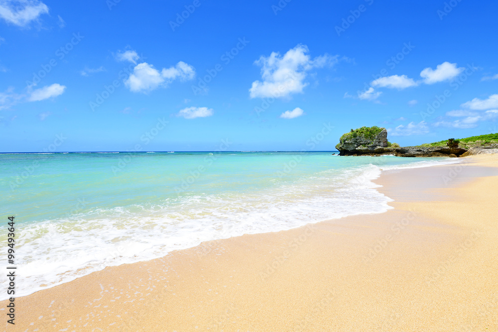 沖縄の美しい海と砂浜