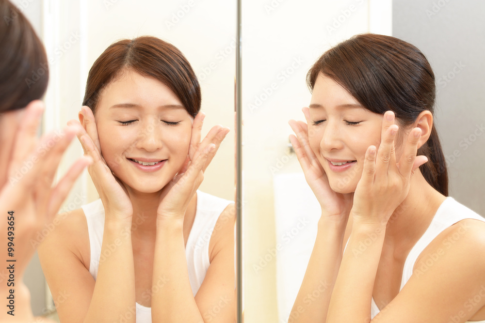 スキンケアをする女性 スキンケアをする女性