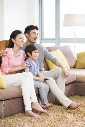 Happy family watching TV © Blue Jean Images