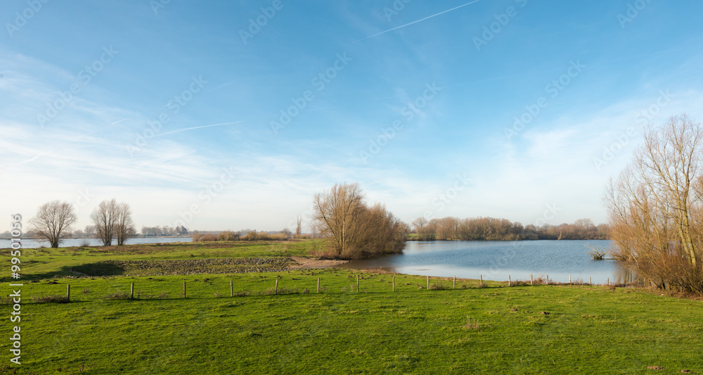 Obraz premium Overlooking a large Dutch river in autumn