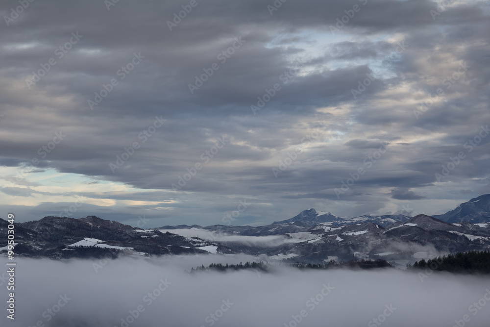 Appennino marchigiano innevato in inverno