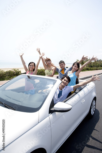 Friends Having Fun in a Convertible © Blue Jean Images