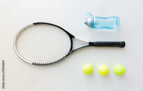 close up of tennis racket with balls and bottle © Syda Productions