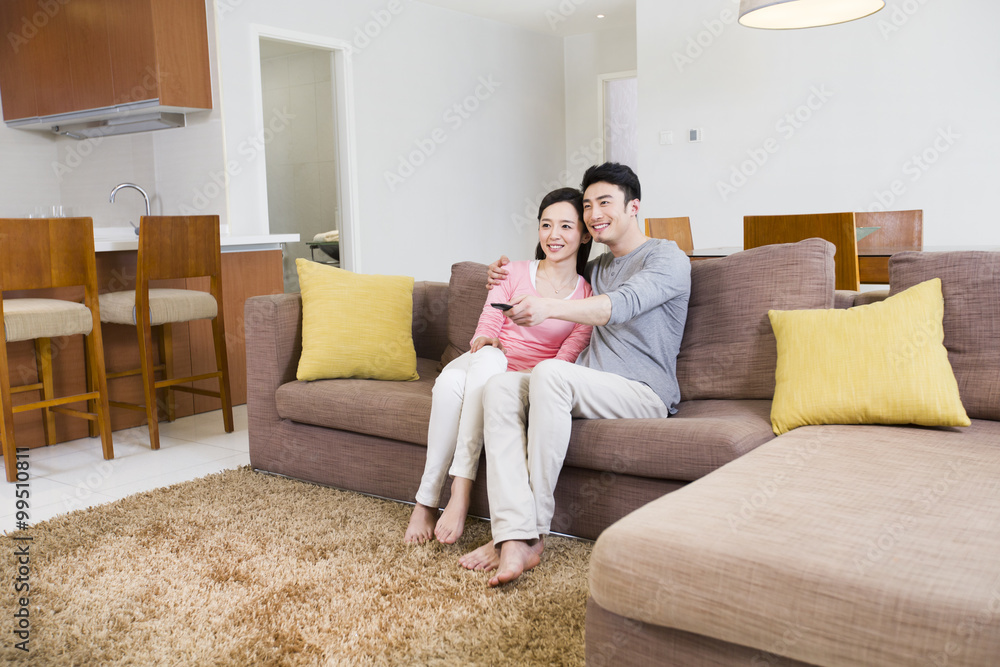 Obraz premium Young couple watching TV