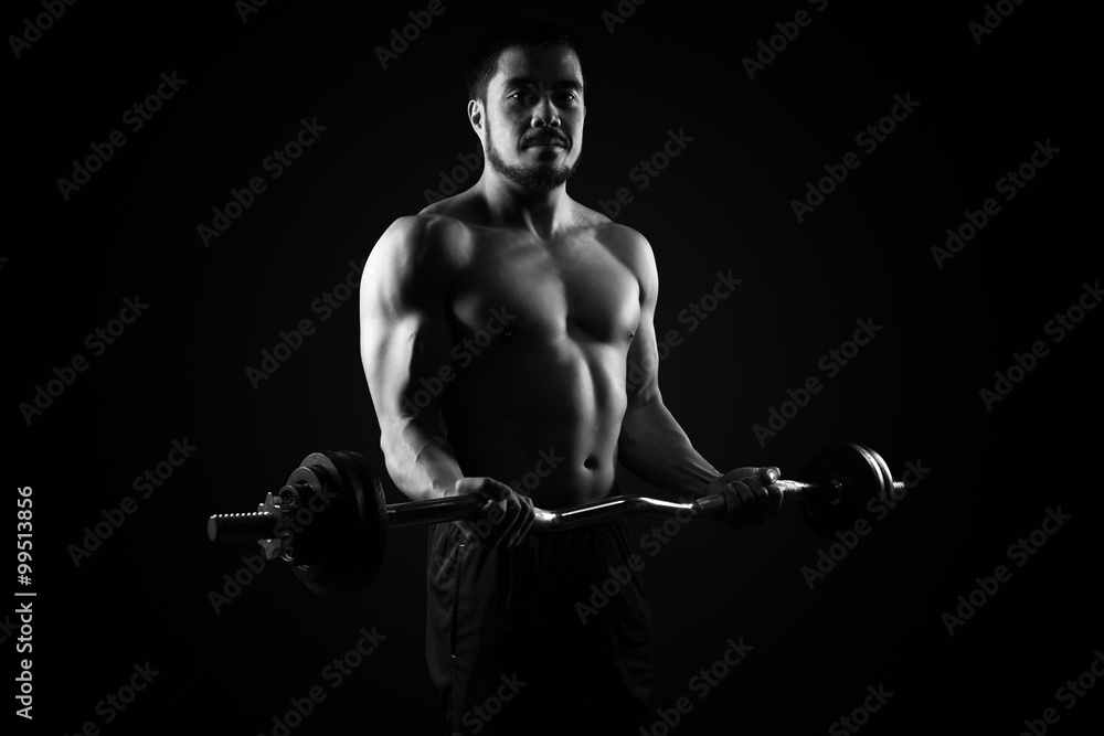 Muskulöser Mann beim Training mit Langhantel