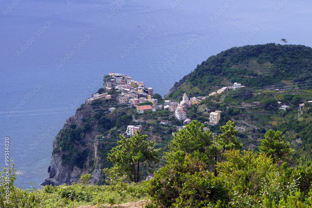 Blick auf Corniglia am Küstenstreifen Cinque Terre