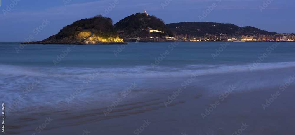 Fototapeta premium Cantabrian Sea and Shell Beach in the city of San Sebastian.