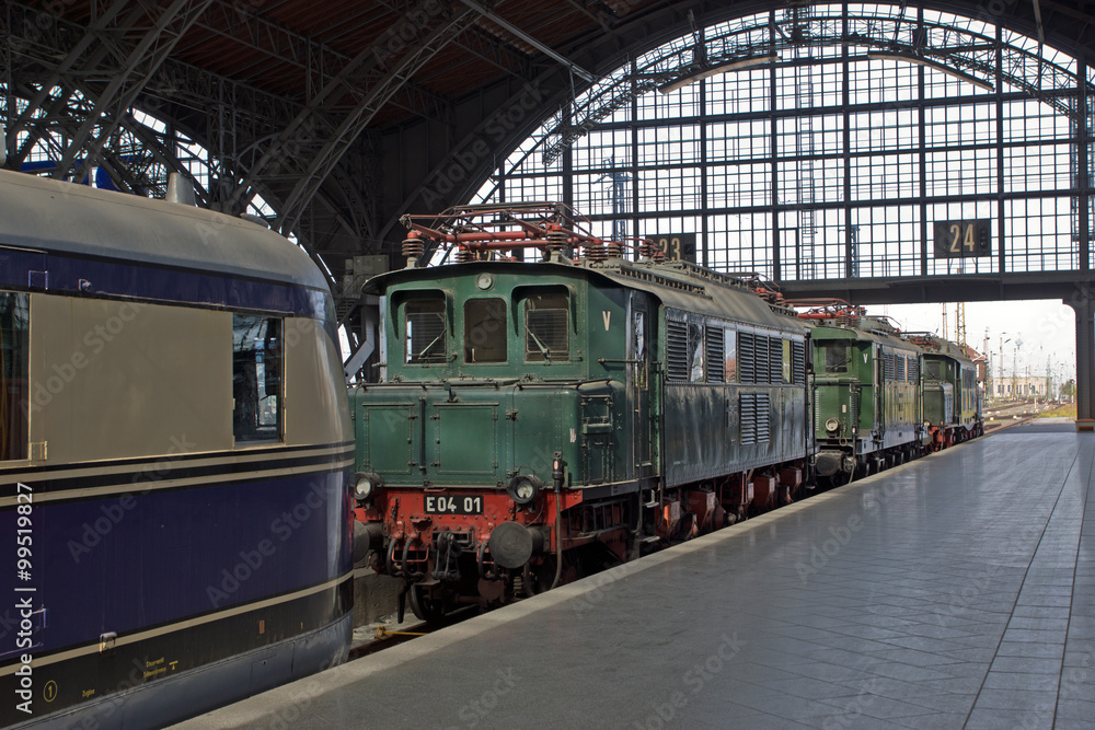 Fototapeta premium Alte Lokomotiven im Bahnhof