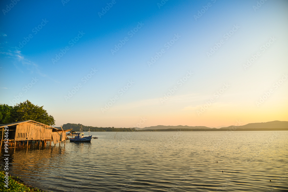 Obraz premium autumn view of lake
