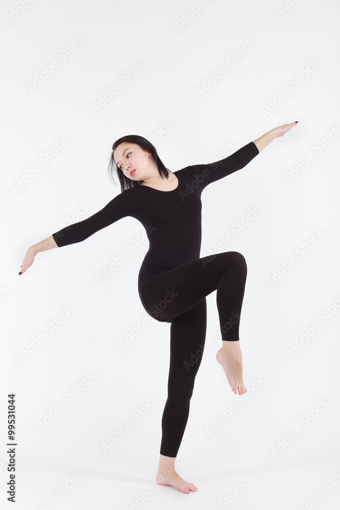 Девушка занимается художественной гимнастикой (зарядкой)
