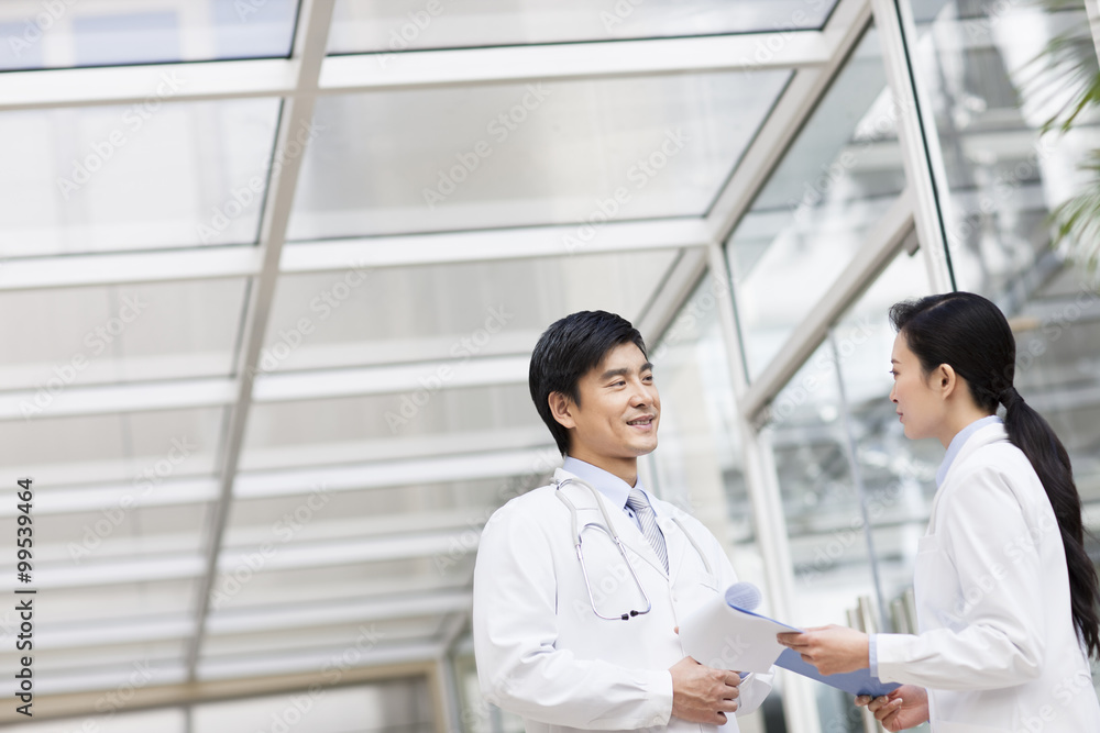 Doctors in discussion Doctors in discussion