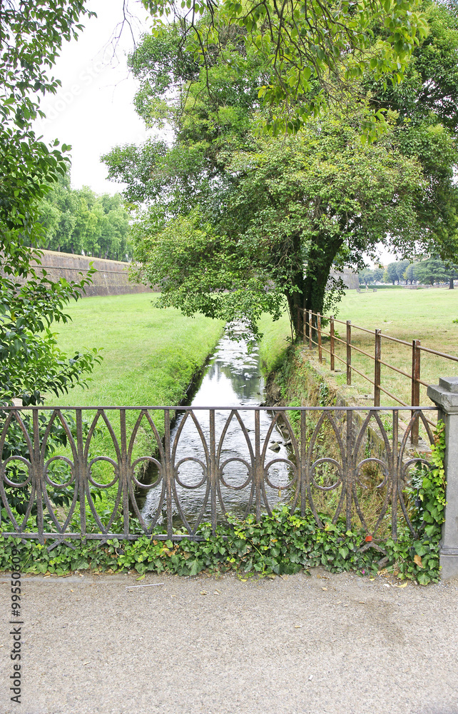 Canal en el exterior de las murallas de Lucca, La Toscana, Italia Stock