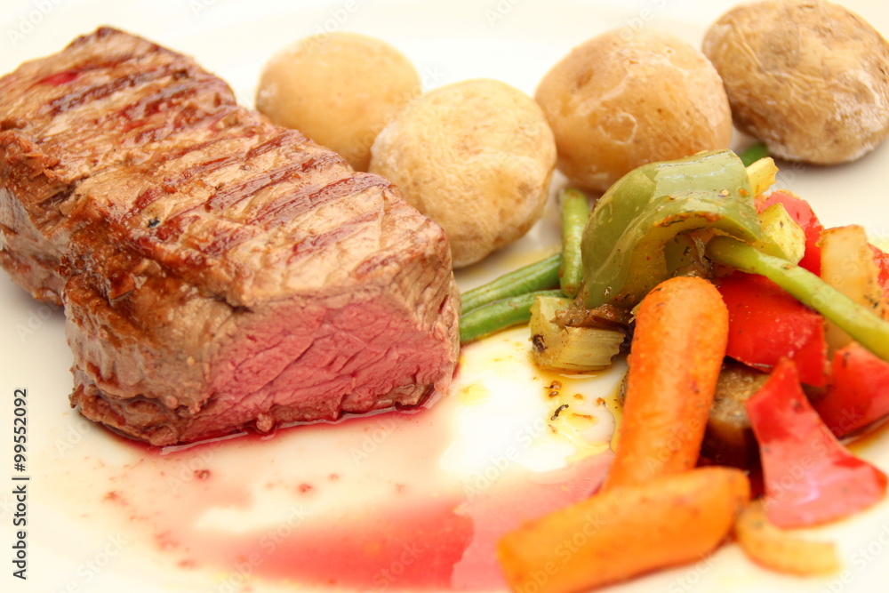 Rindersteak mit Beilagen