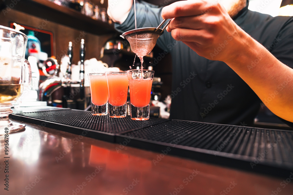 Naklejka premium Barman stir alcohol. Process of preparing a cocktail