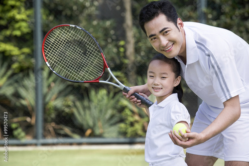 Father and daughter on the tennis court © Blue Jean Images