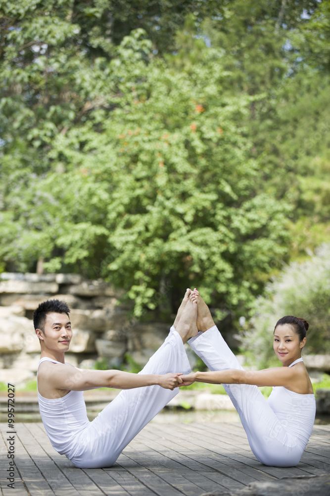 Naklejka premium Young couple doing yoga