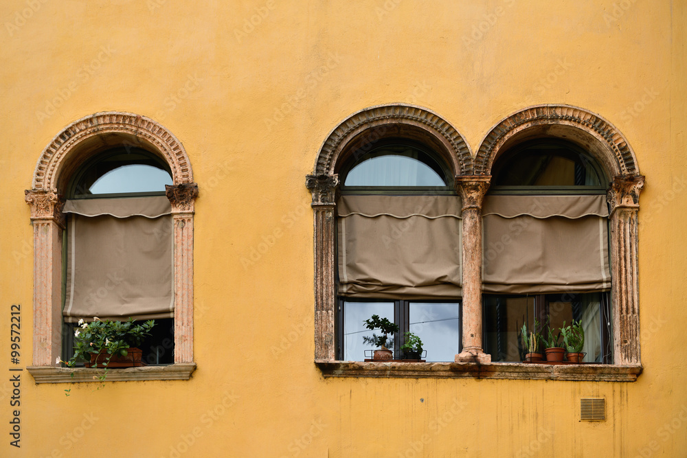 Okna jednej z kamienic w Weronie - Włochy
