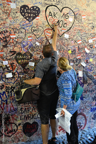 Para młodych ludzi przy ścianie zakochanych w Weronie - Włochy