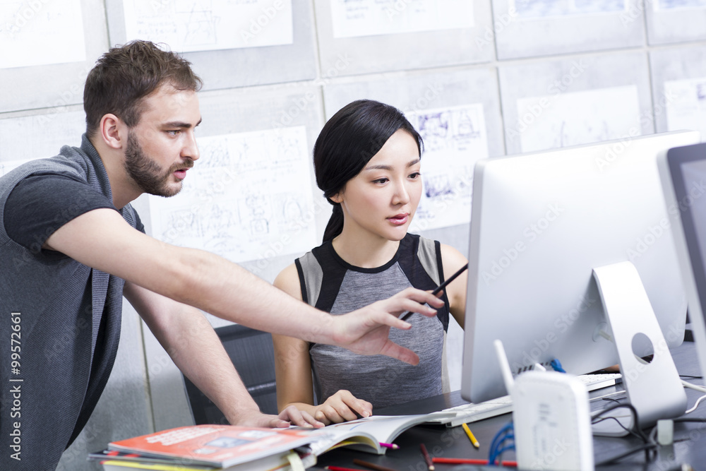 © Blue Jean Images - Businessman and businesswoman using computer in office © Blue Jean Images - Businessman and businesswoman using computer in office