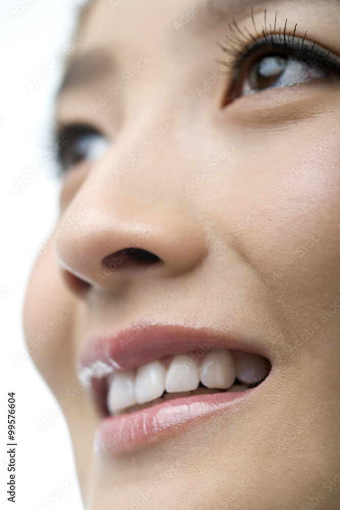 Naklejka premium Close-up of a young woman looking up