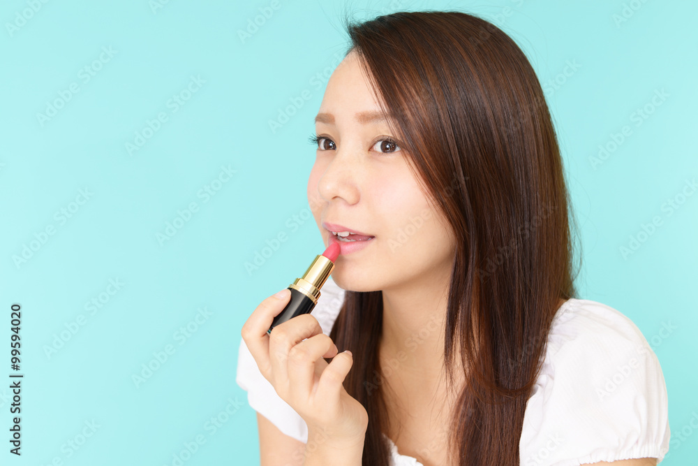 リップケアをする女性 リップケアをする女性
