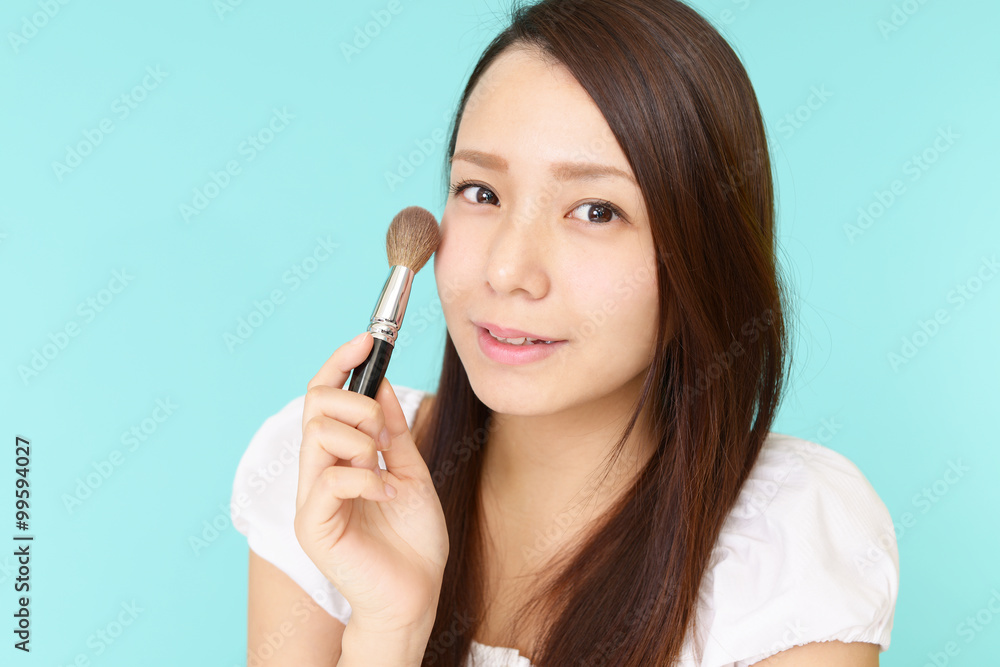 メイクアップをする女性 メイクアップをする女性