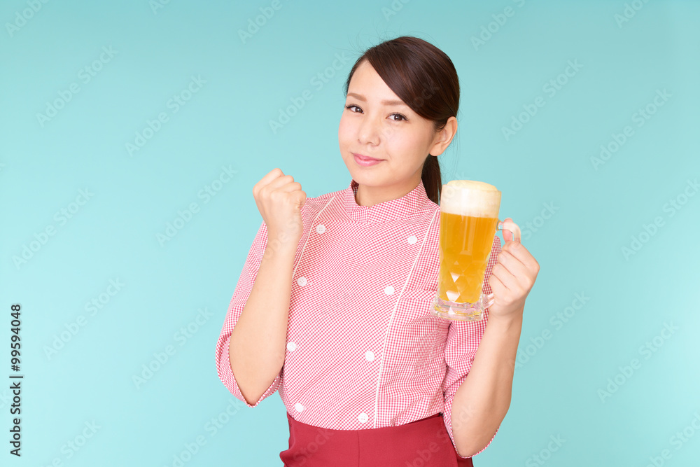ビールジョッキを持つウェイトレス ビールジョッキを持つウェイトレス