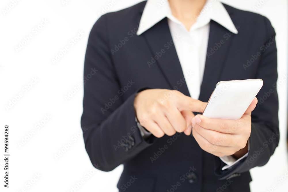 スマートフォンを操作する女性 スマートフォンを操作する女性