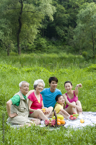 Portrait of a family picnicking © Blue Jean Images