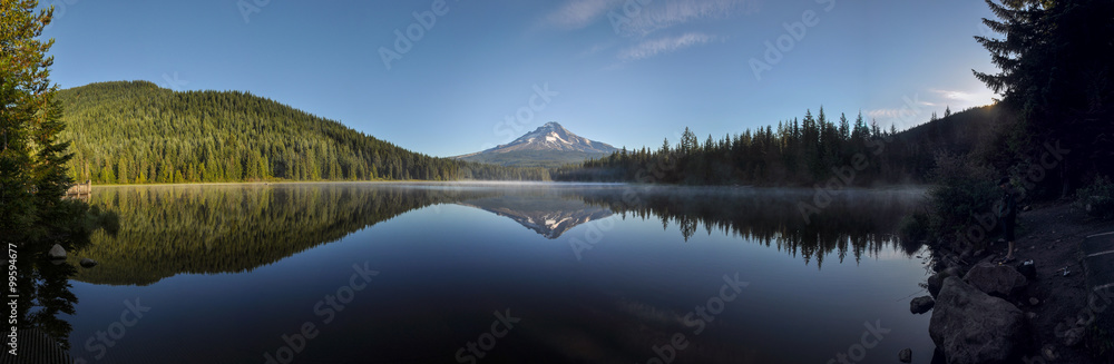 Trillium Lake early morning with Mount Hood, Oregon, USA