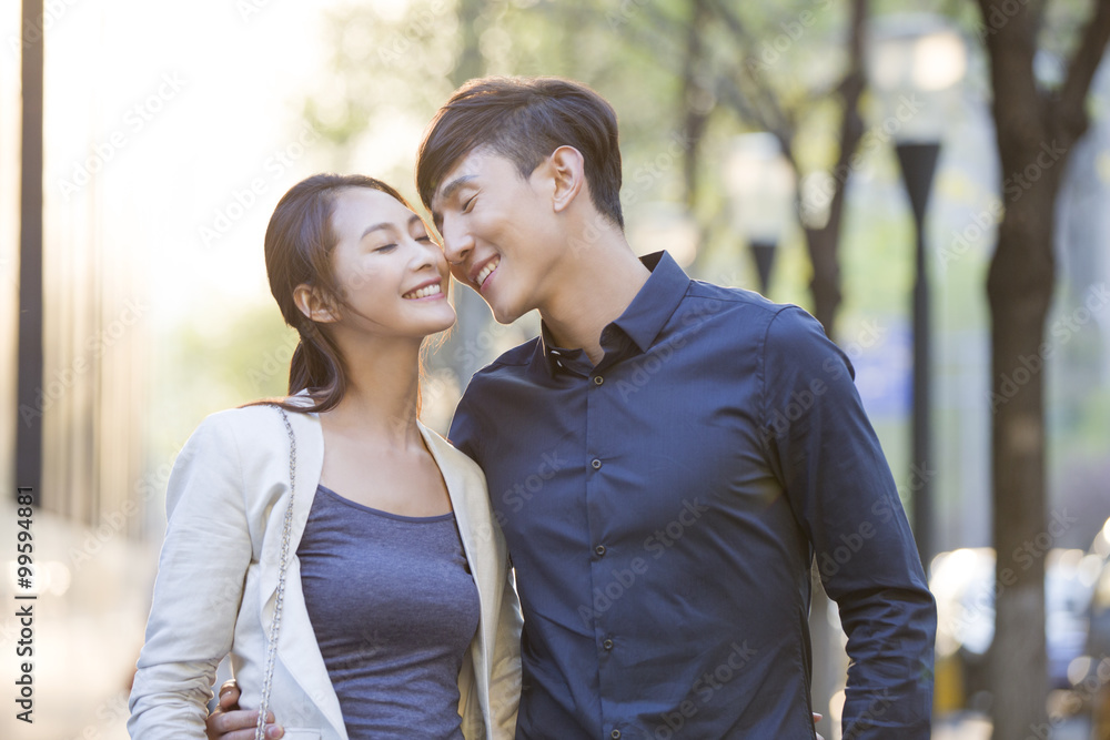 Naklejka premium Happy young couple kissing