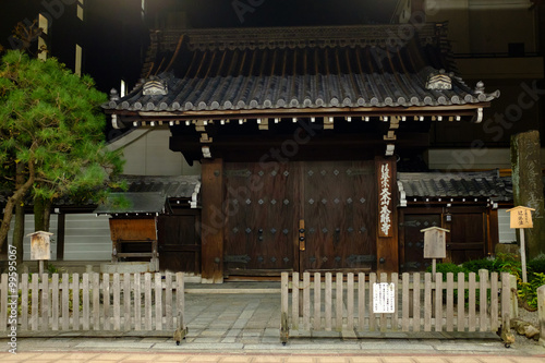 夜間で閉まっている本能寺の門