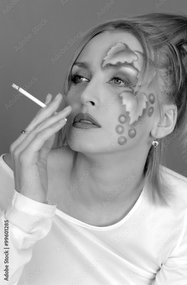Obraz premium Young blonde woman with a cigarette. Scanned from black & white film. 
